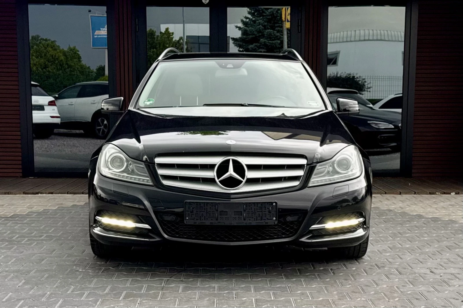 Mercedes-Benz C 250 Avangard* LaneAssist* Blindspot* Памет* Лизинг, снимка 2 - Автомобили и джипове - 54883195