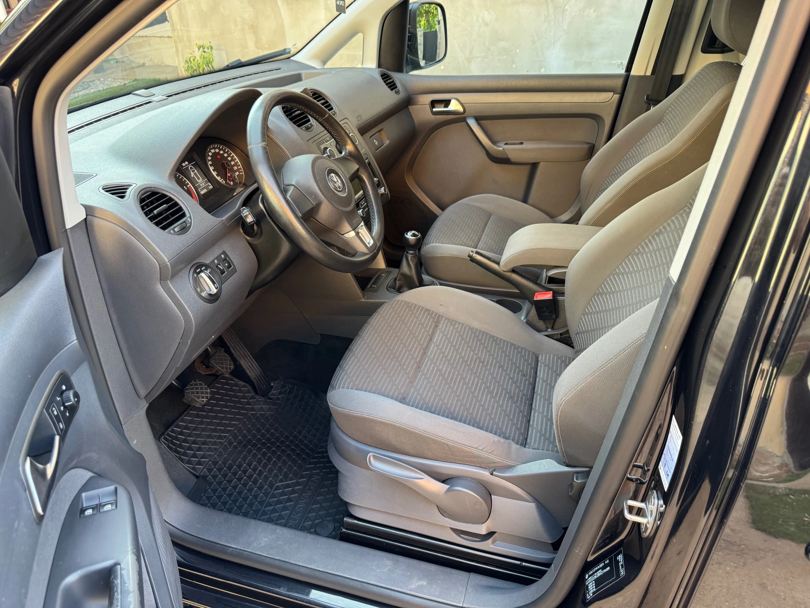 VW Caddy 1.6TDi-Maxi, снимка 8 - Автомобили и джипове - 55500021