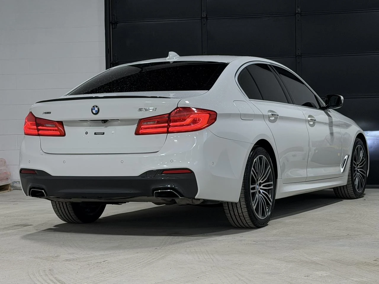 BMW 530 xDRIVE / M-PKG SHADOWLINE / H&K / DIGITAL / ЩОРИ, снимка 2 - Автомобили и джипове - 56150701