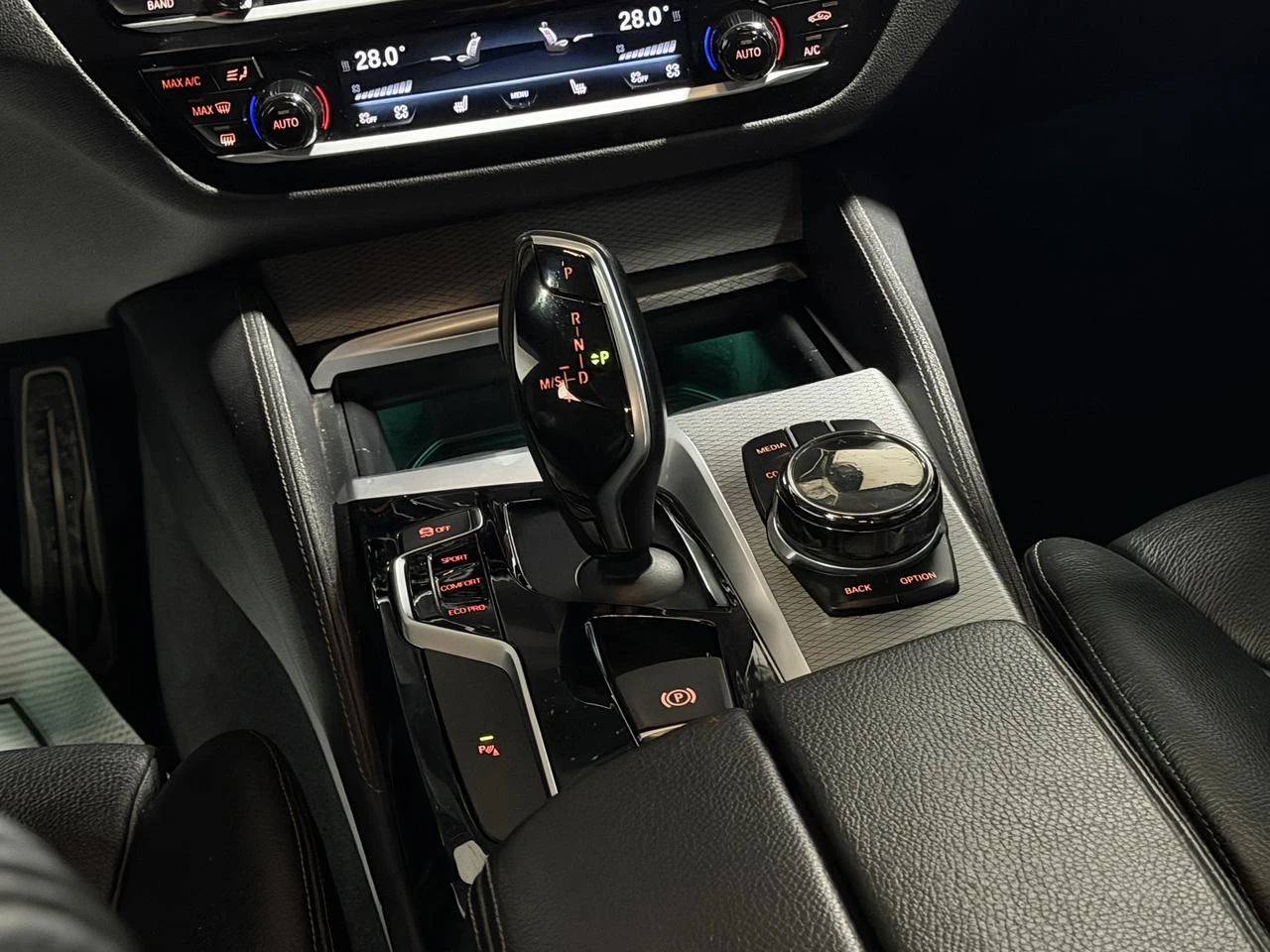 BMW 530 xDRIVE / M-PKG SHADOWLINE / H&K / DIGITAL / ЩОРИ, снимка 9 - Автомобили и джипове - 56150701