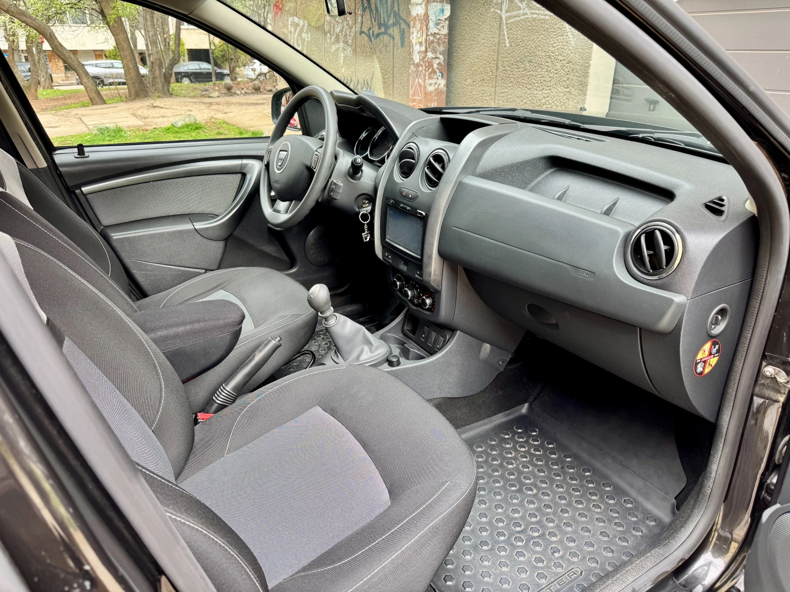 Dacia Duster 1.5 dCi 90 к.с. | 1 Собственик | Реални 129 000 км, снимка 13 - Автомобили и джипове - 54028136