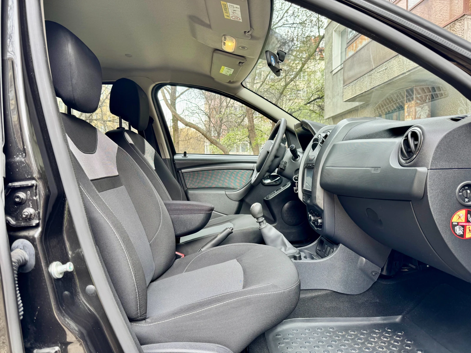 Dacia Duster 1.5 dCi 90 к.с. | 1 Собственик | Реални 129 000 км, снимка 14 - Автомобили и джипове - 54028136