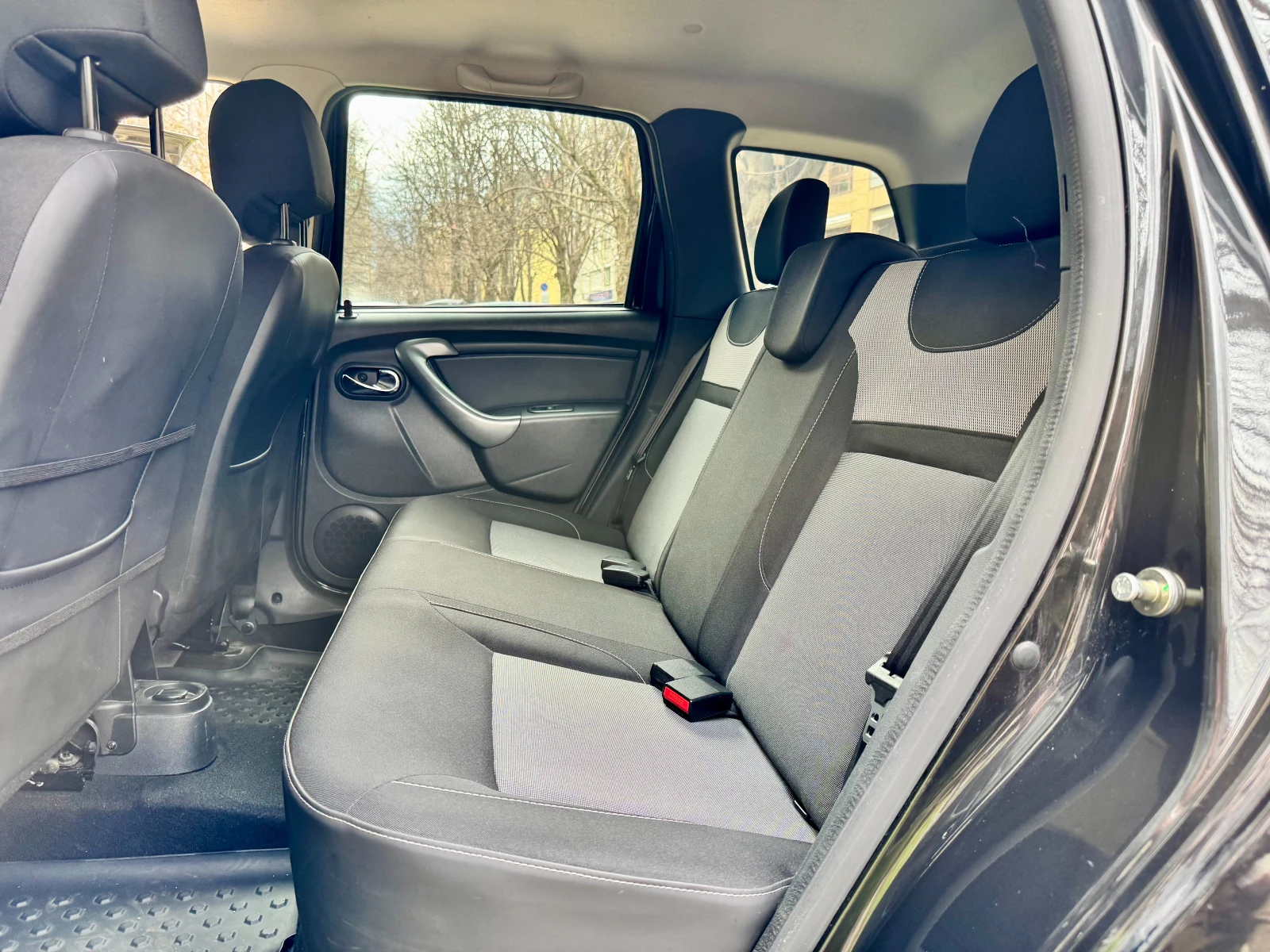 Dacia Duster 1.5 dCi 90 к.с. | 1 Собственик | Реални 129 000 км, снимка 11 - Автомобили и джипове - 54028136