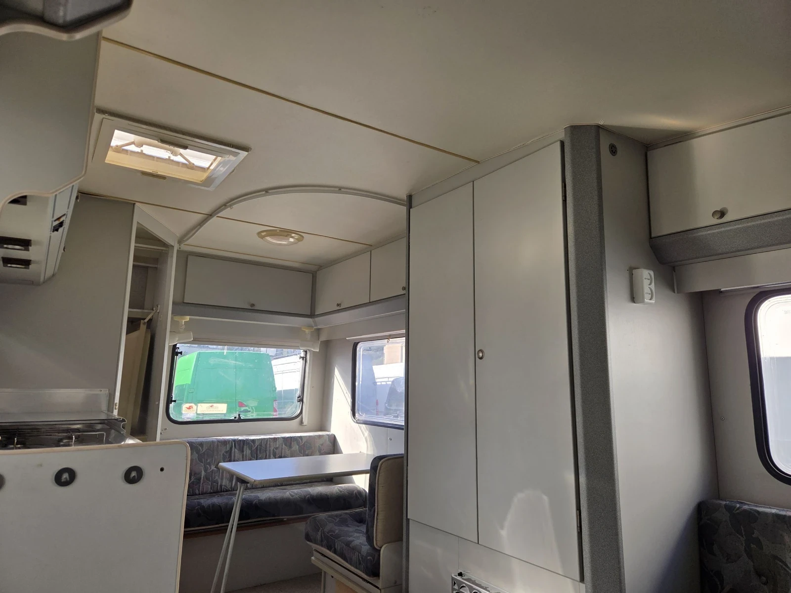 Каравана Beyerland 430D, снимка 7 - Каравани и кемпери - 54345816