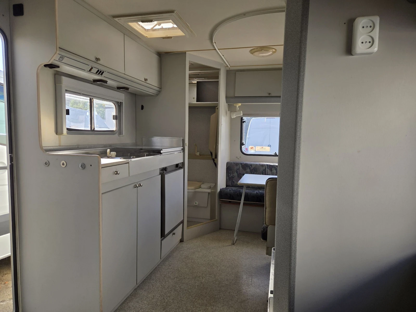 Каравана Beyerland 430D, снимка 6 - Каравани и кемпери - 54345816