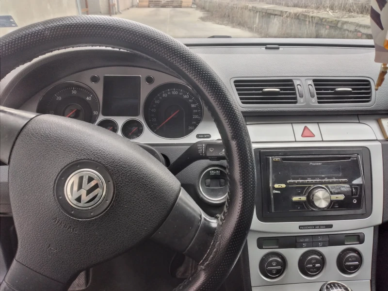 VW Passat Комби, снимка 11 - Автомобили и джипове - 47334085