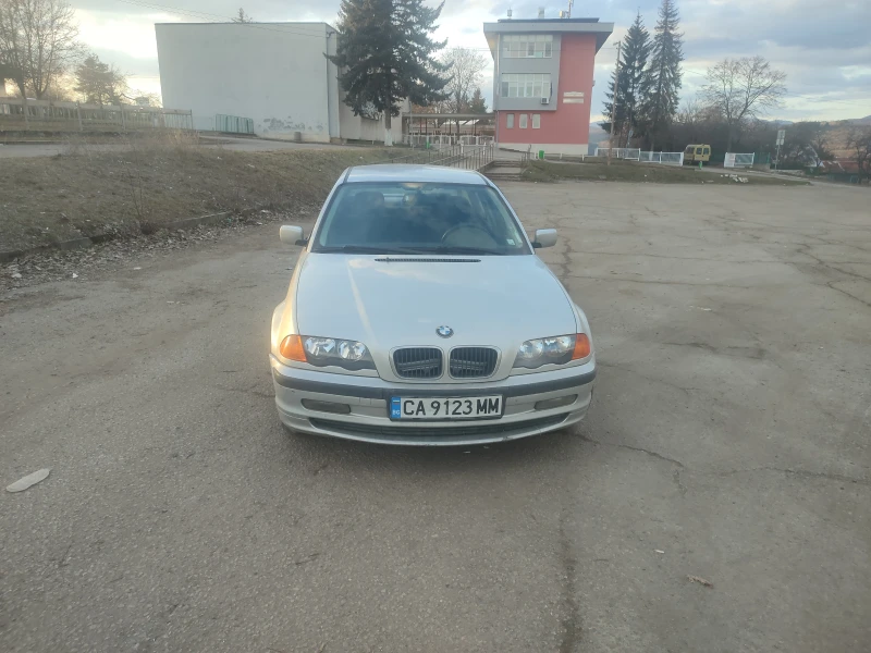 BMW 318 i, снимка 1 - Автомобили и джипове - 49021646