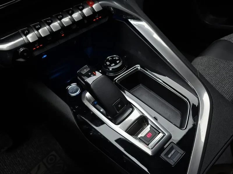 Peugeot 3008 1.6 BlueHDI, снимка 9 - Автомобили и джипове - 54298777