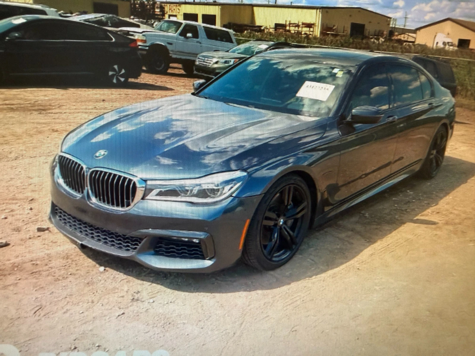 BMW 750 xDrive Повредена - изображение 2