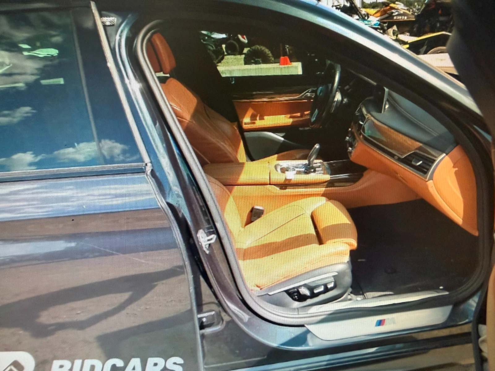 BMW 750 xDrive Повредена - изображение 5