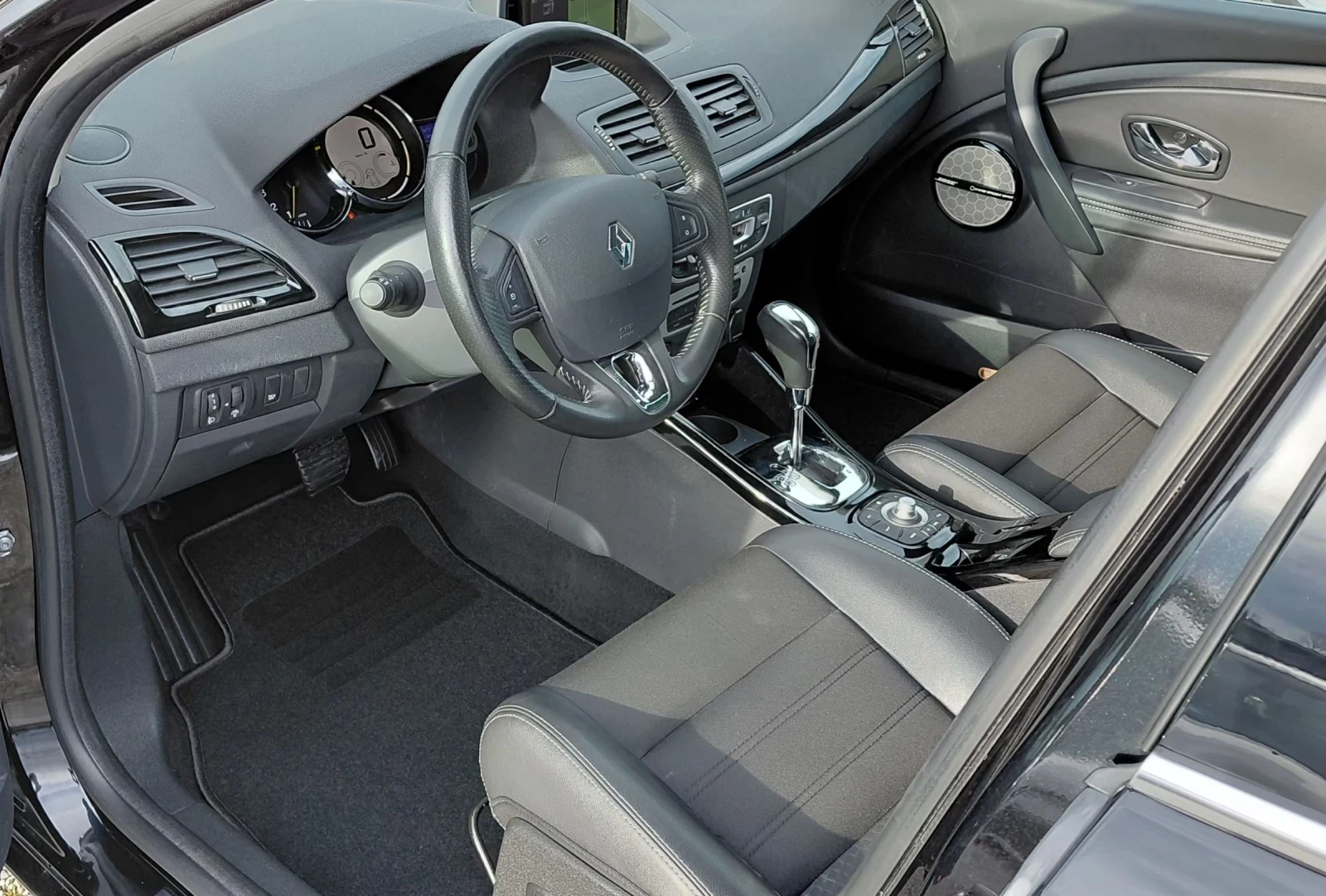 Renault Megane AUTOMAT, CAMERA, NAVI, KEYLESS, LEDER, лизинг , снимка 10 - Автомобили и джипове - 53610653