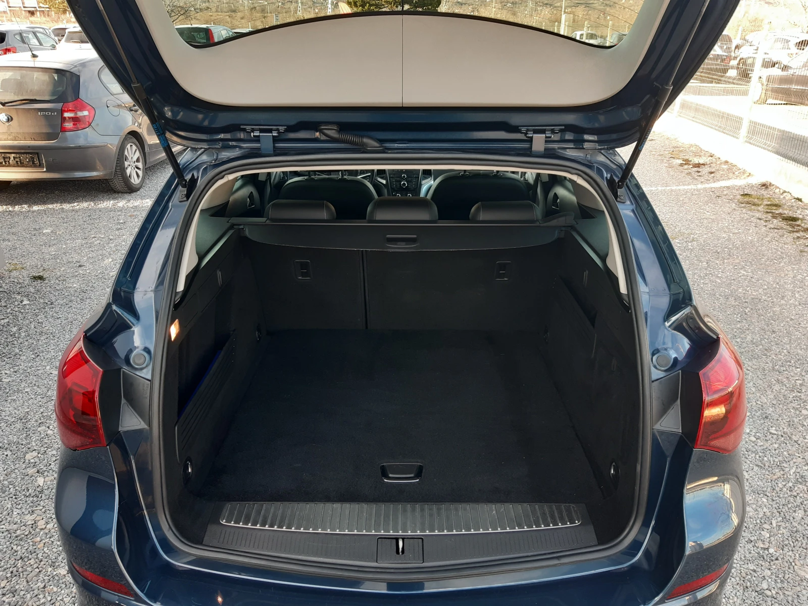 Opel Astra КАТО НОВА, снимка 14 - Автомобили и джипове - 53896139