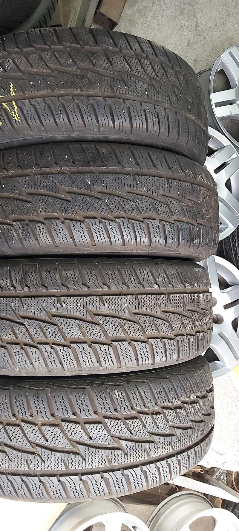 Гуми Зимни 215/60R16, снимка 1 - Гуми и джанти - 34367097