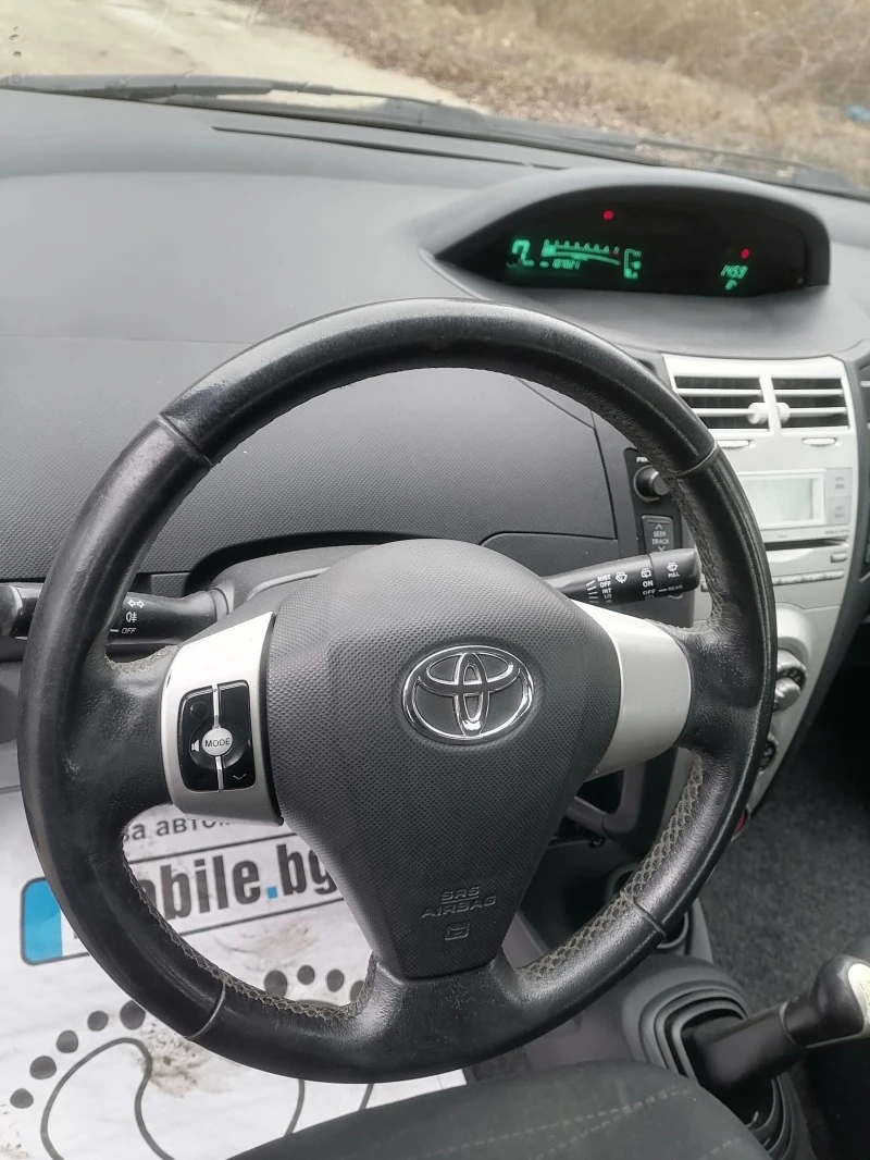 Toyota Yaris 1.0VVT-i, снимка 9 - Автомобили и джипове - 44582515