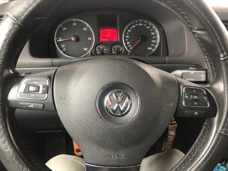 VW Touran 1.9 TDI, снимка 8 - Автомобили и джипове - 48296984