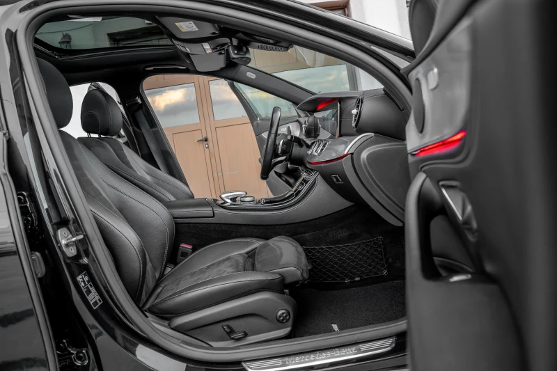 Mercedes-Benz E 220 AMG/9G-TRONIC/DISTRONIC/PANORAMA/360CAMERA/DIGITAL, снимка 11 - Автомобили и джипове - 51132116