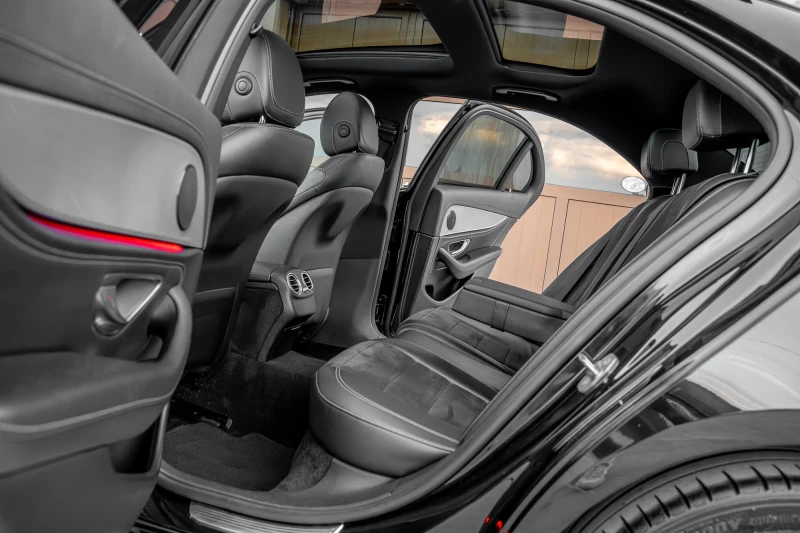 Mercedes-Benz E 220 AMG/9G-TRONIC/DISTRONIC/PANORAMA/360CAMERA/DIGITAL, снимка 13 - Автомобили и джипове - 51132116