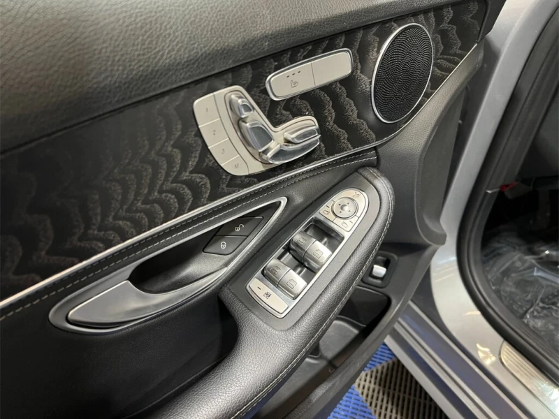 Mercedes-Benz C 300 * 4MATIC Sedan * CARFAX * ЦЕНА ДО БГ, снимка 8 - Автомобили и джипове - 52870637