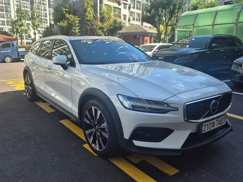 Volvo V60 2.0 Automatic КРАЙНА ЦЕНА: 36035 EUR !!!РЕАЛНА КРА, снимка 2 - Автомобили и джипове - 55969507