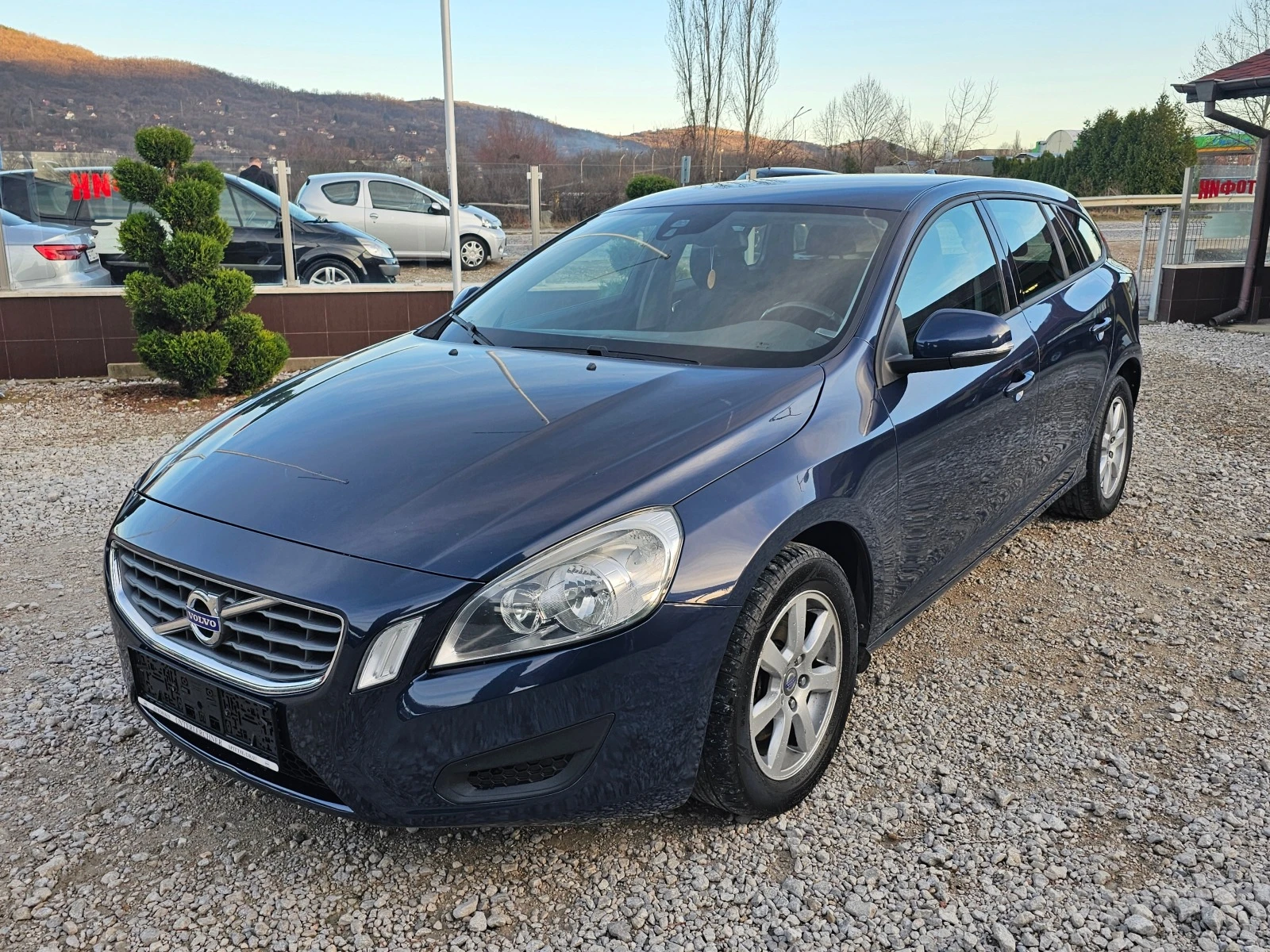 Volvo V60 2.0d 136кс  ! ! КЛИМАТРОНИК - [1] 