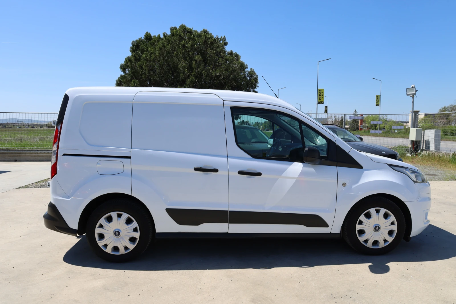 Ford Connect 1.5, снимка 4 - Автомобили и джипове - 54358434