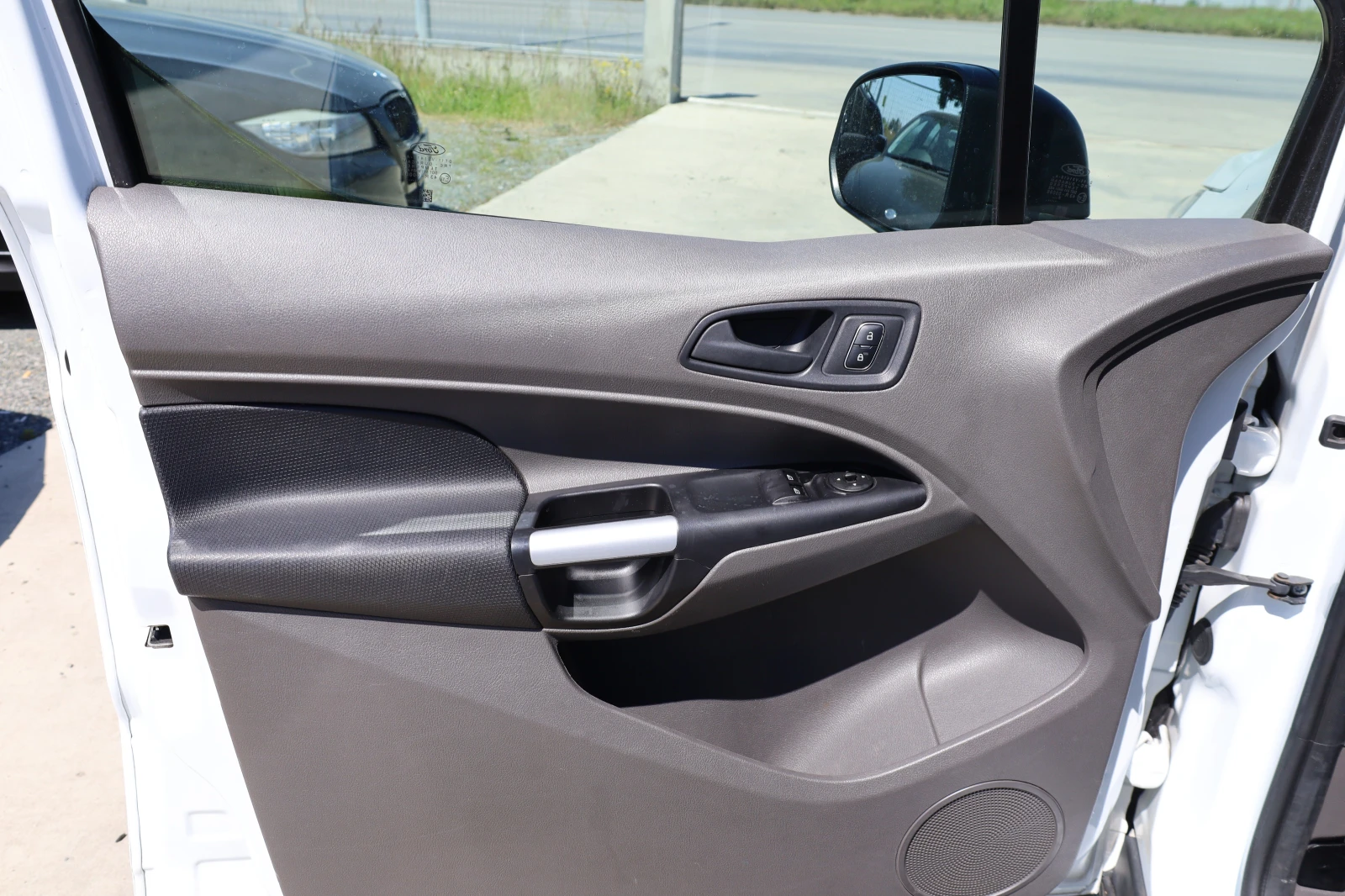 Ford Connect 1.5, снимка 8 - Автомобили и джипове - 54358434