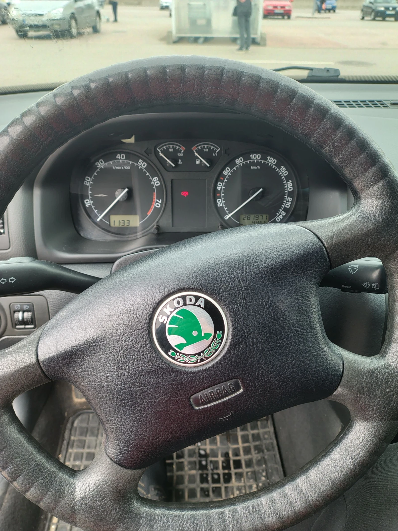 Skoda Octavia 1.6i ТОП СЪСТОЯНИЕ , снимка 12 - Автомобили и джипове - 54476862