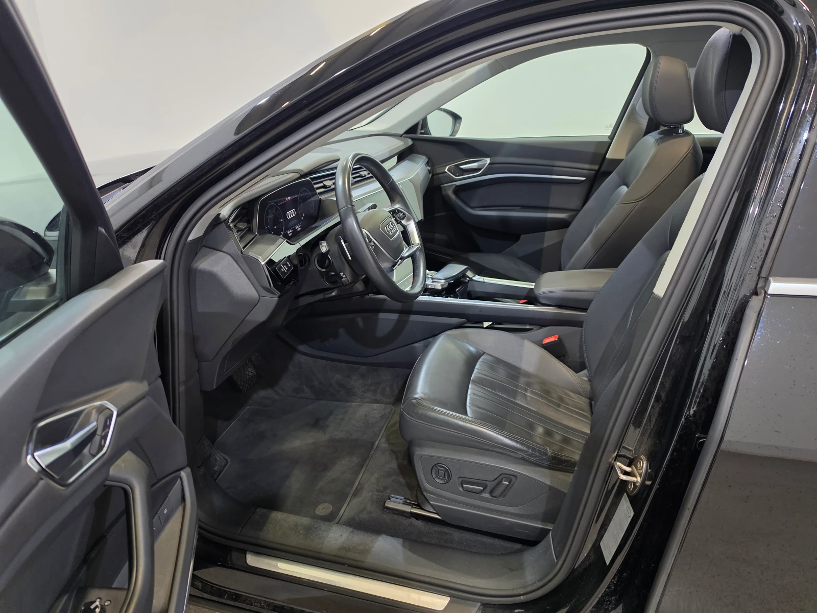 Audi E-Tron 55 Sportback Virtual Pano LED-Matrix Bang&Olufsen, снимка 17 - Автомобили и джипове - 55349139
