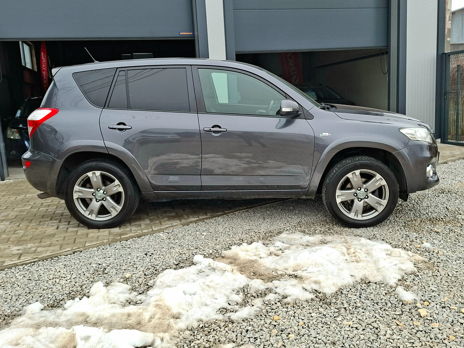 Toyota Rav4 2.2D-CAT 4x4 F1* АВТОМАТ* КОЖА* НАВИ* ПОДГРЕВ* KEY - изображение 4