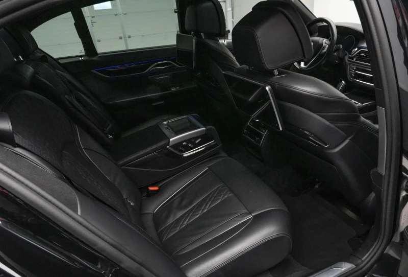 BMW 750 M-Sport xDrive, снимка 12 - Автомобили и джипове - 52732249