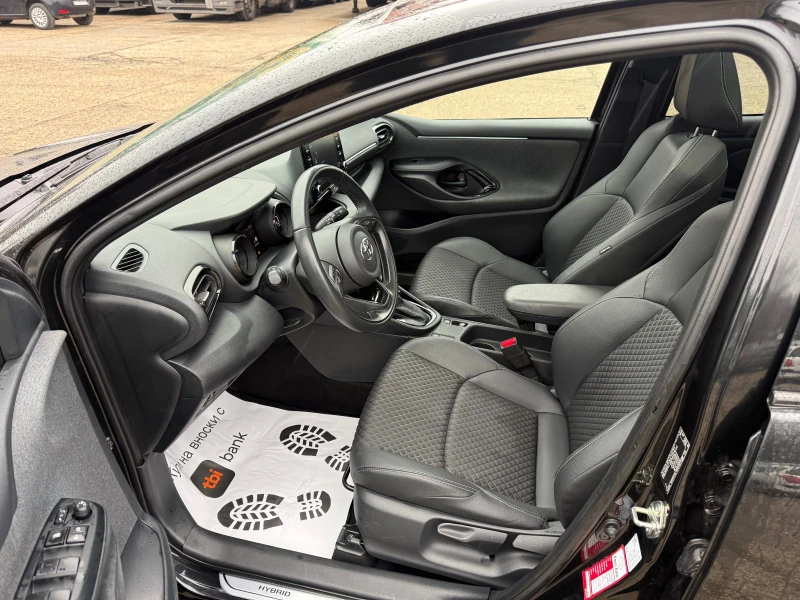 Toyota Yaris 1.5 Hybrid e-CVT Lounge, снимка 8 - Автомобили и джипове - 52891711