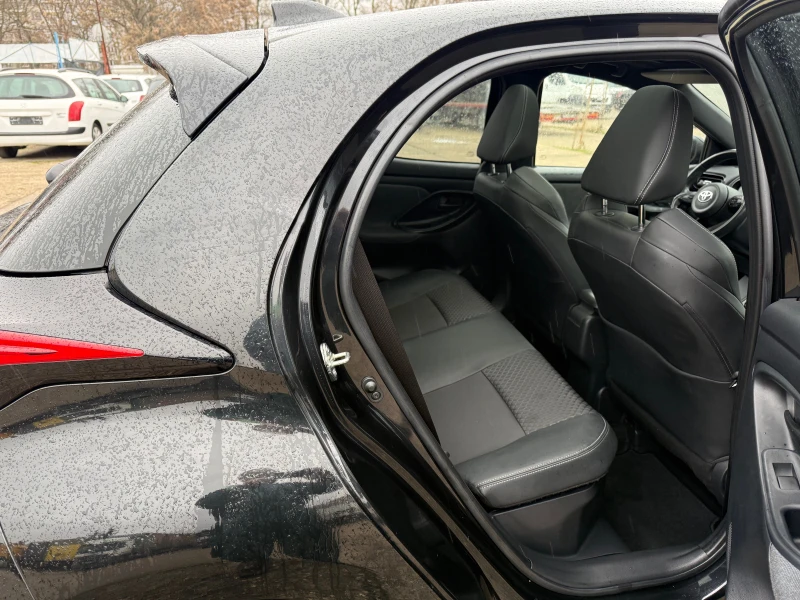 Toyota Yaris 1.5 Hybrid e-CVT Lounge, снимка 12 - Автомобили и джипове - 52891711