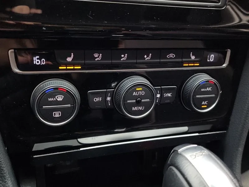 VW Golf 2.0 Tdi, снимка 15 - Автомобили и джипове - 55830324
