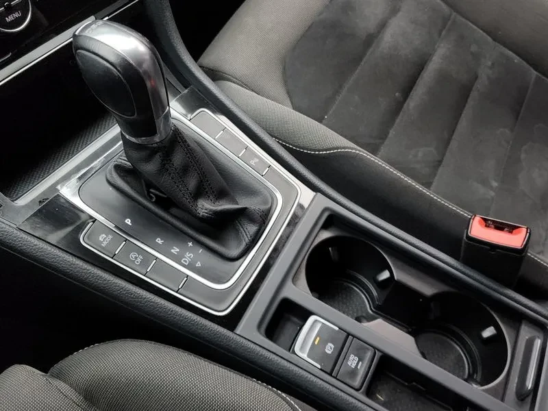 VW Golf 2.0 Tdi, снимка 9 - Автомобили и джипове - 55830324