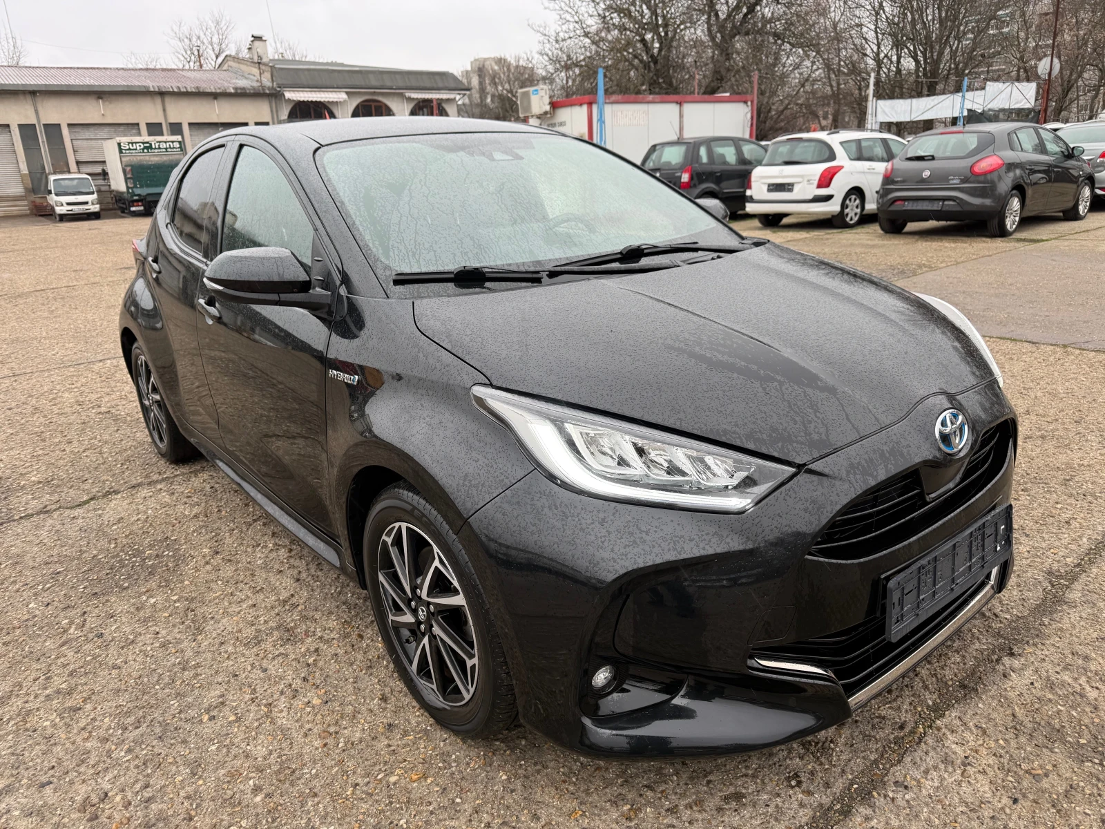 Toyota Yaris 1.5 Hybrid e-CVT Lounge - изображение 2