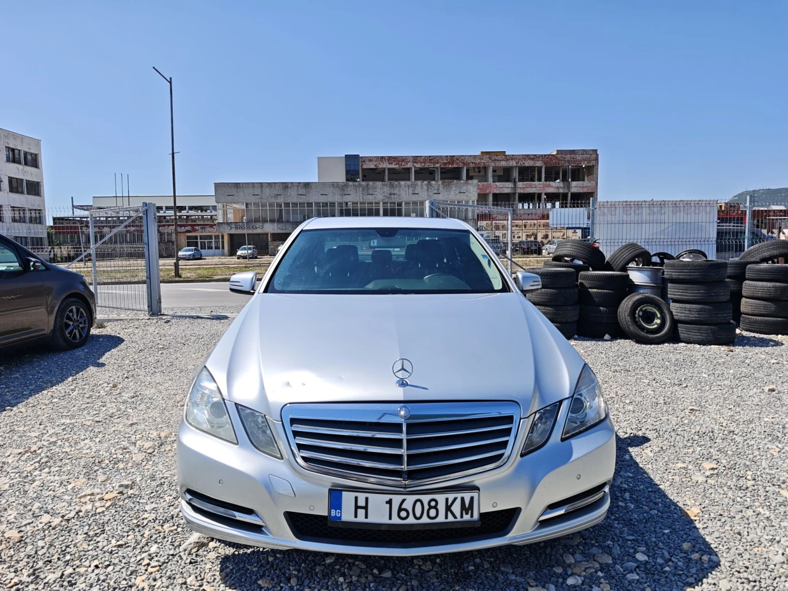 Mercedes-Benz E 220, снимка 2 - Автомобили и джипове - 55640352