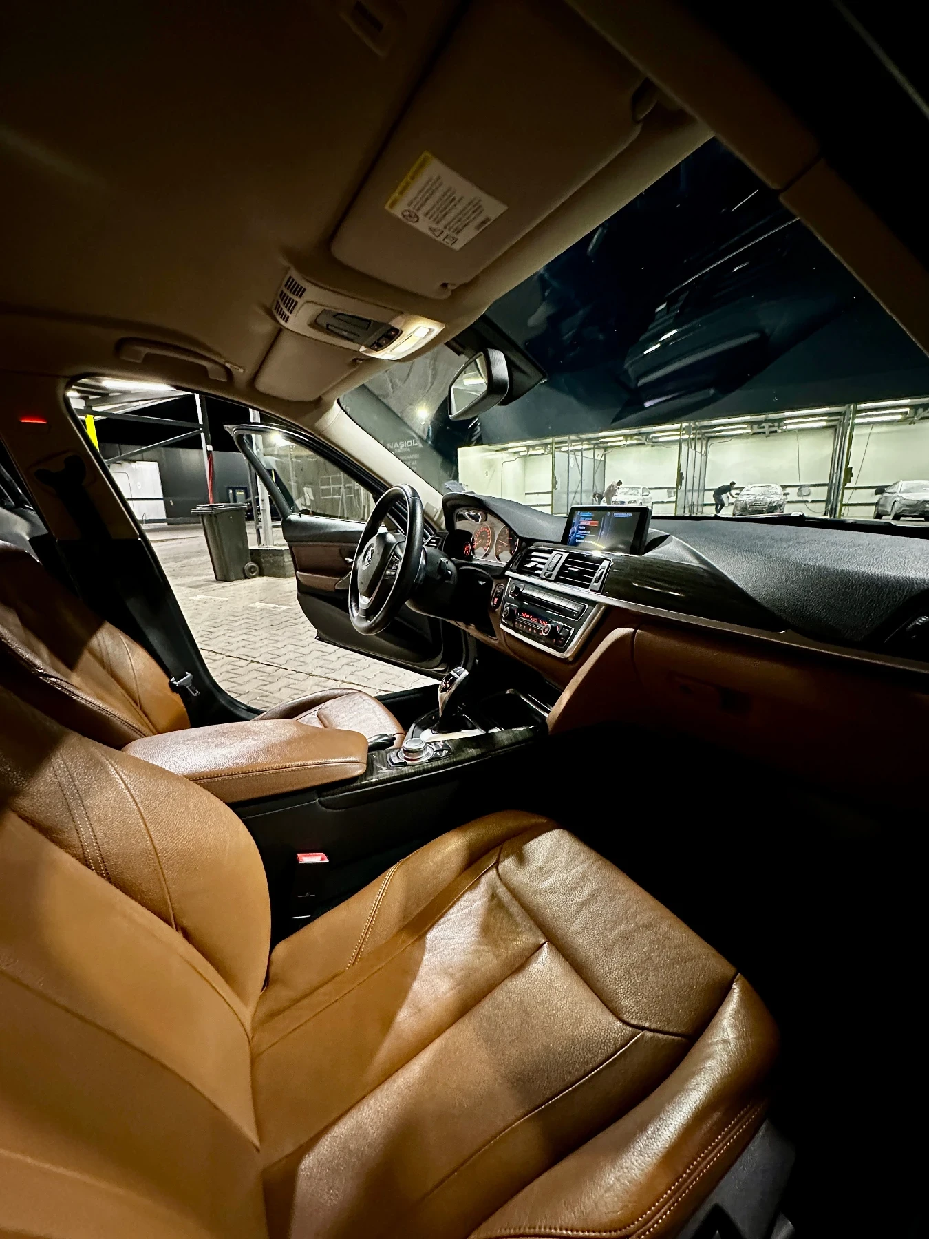BMW 330 Luxury, Напълно Обслужен, снимка 9 - Автомобили и джипове - 56201475