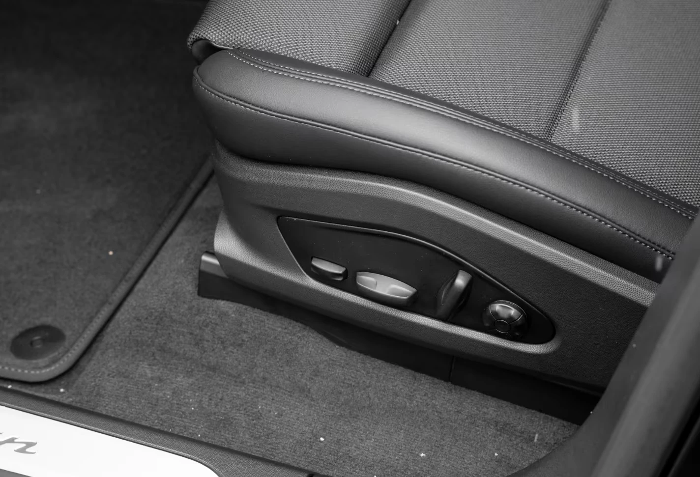 Porsche Macan NEW /CAMERA/MEMORY/LED/ - изображение 9