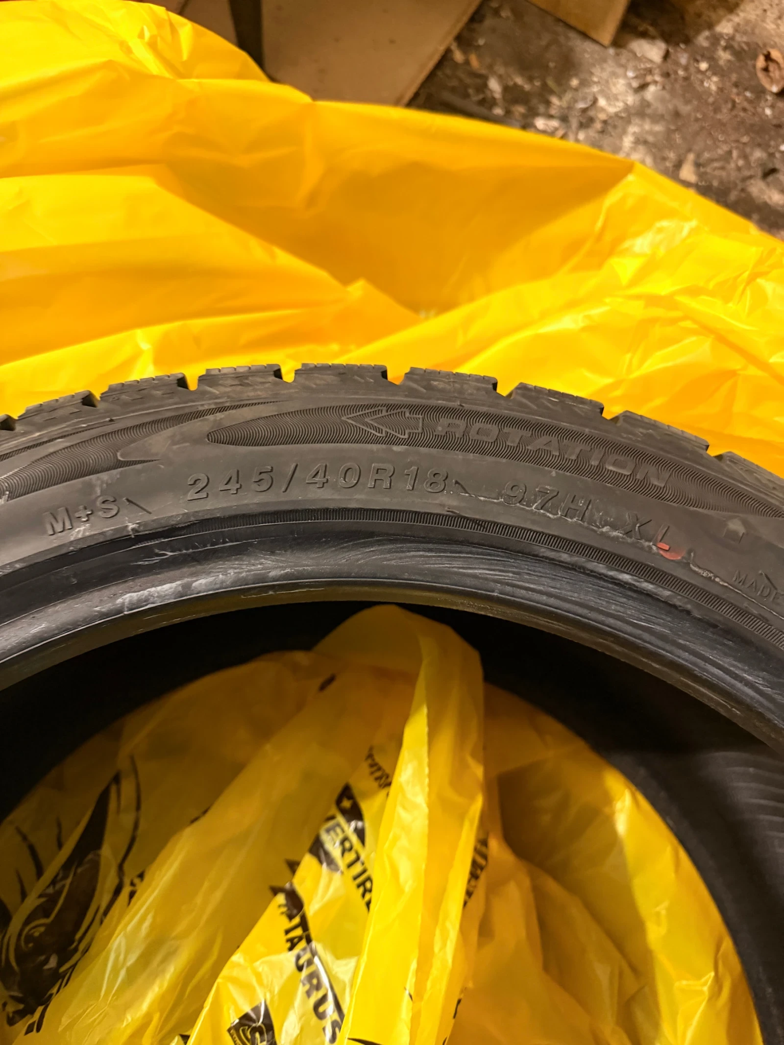 Гуми Зимни 245/40R18, снимка 4 - Гуми и джанти - 56713389