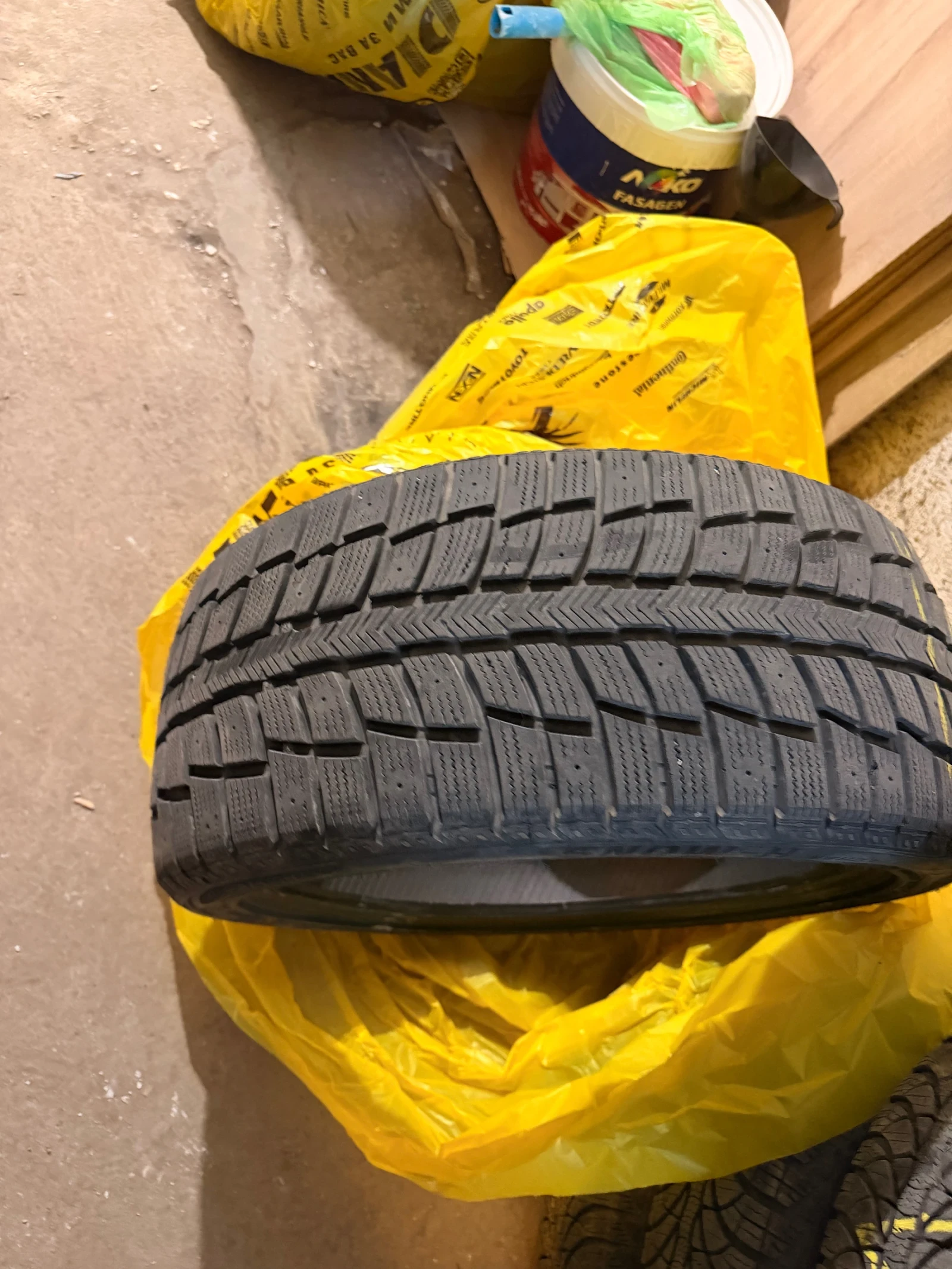 Гуми Зимни 245/40R18, снимка 2 - Гуми и джанти - 56713389