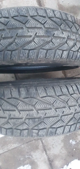 Гуми Зимни 225/50R17, снимка 3 - Гуми и джанти - 48783345