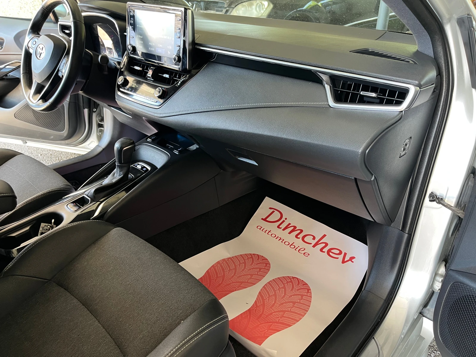 Toyota Corolla 1.8 HYBRID - изображение 10