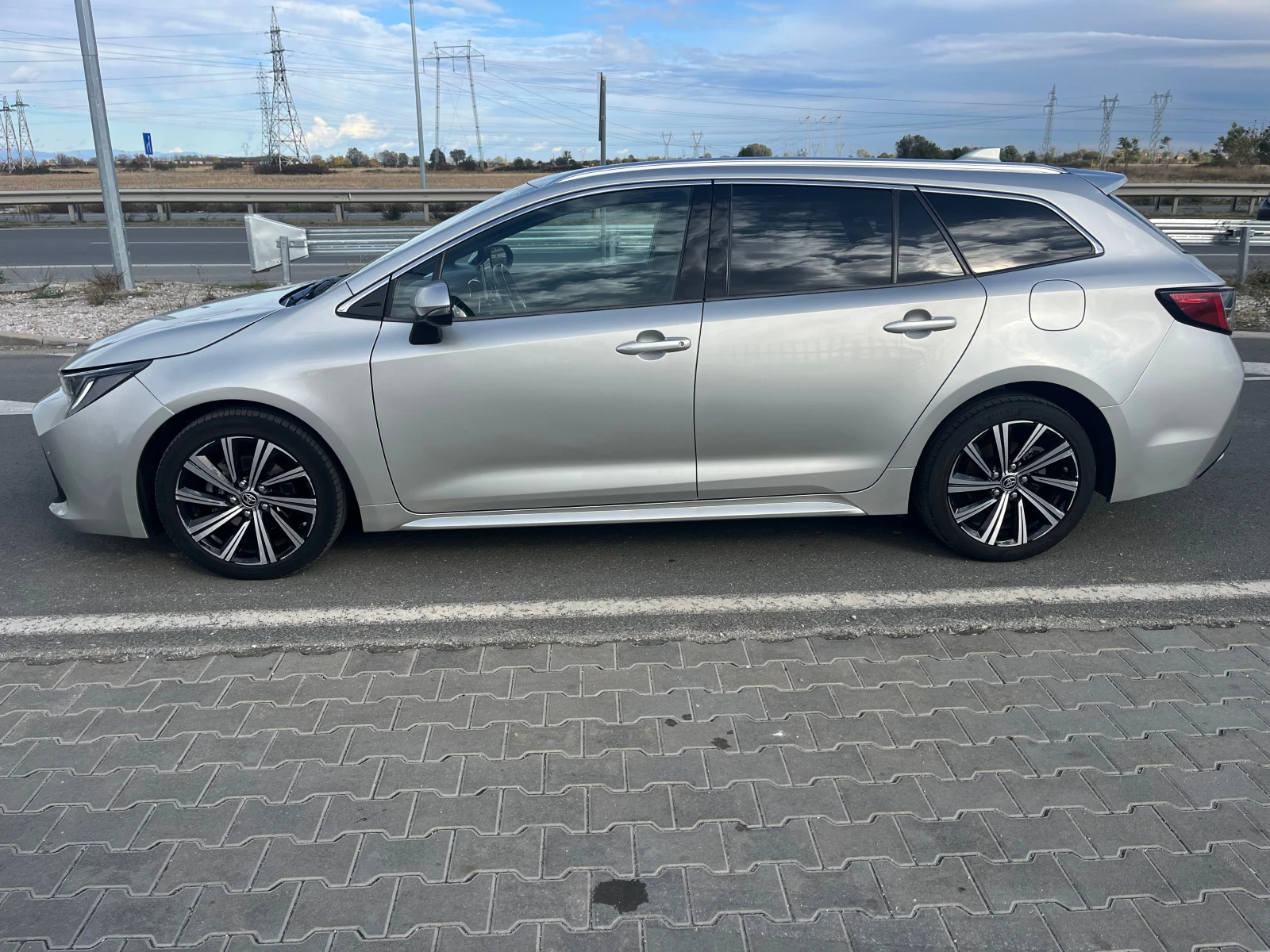 Toyota Corolla 1.8 HYBRID - изображение 3