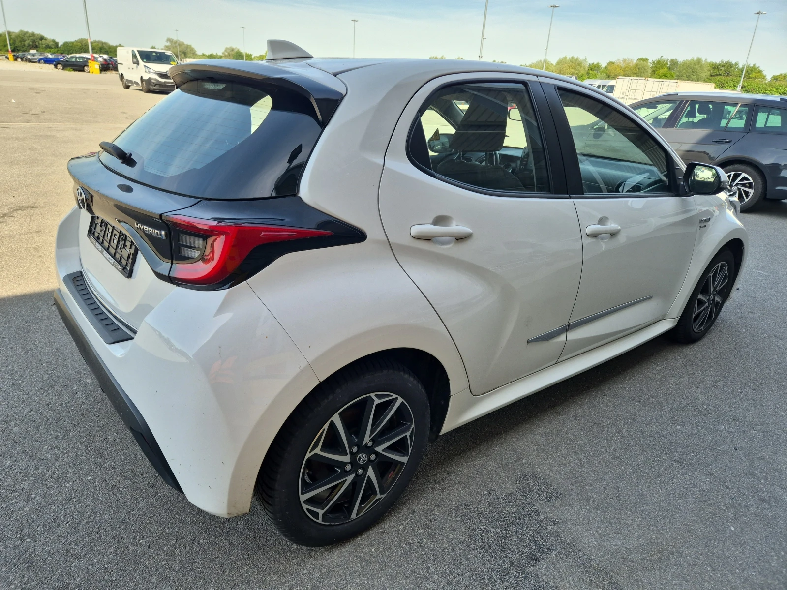 Toyota Yaris 1.5 HYBRID, снимка 2 - Автомобили и джипове - 55281144