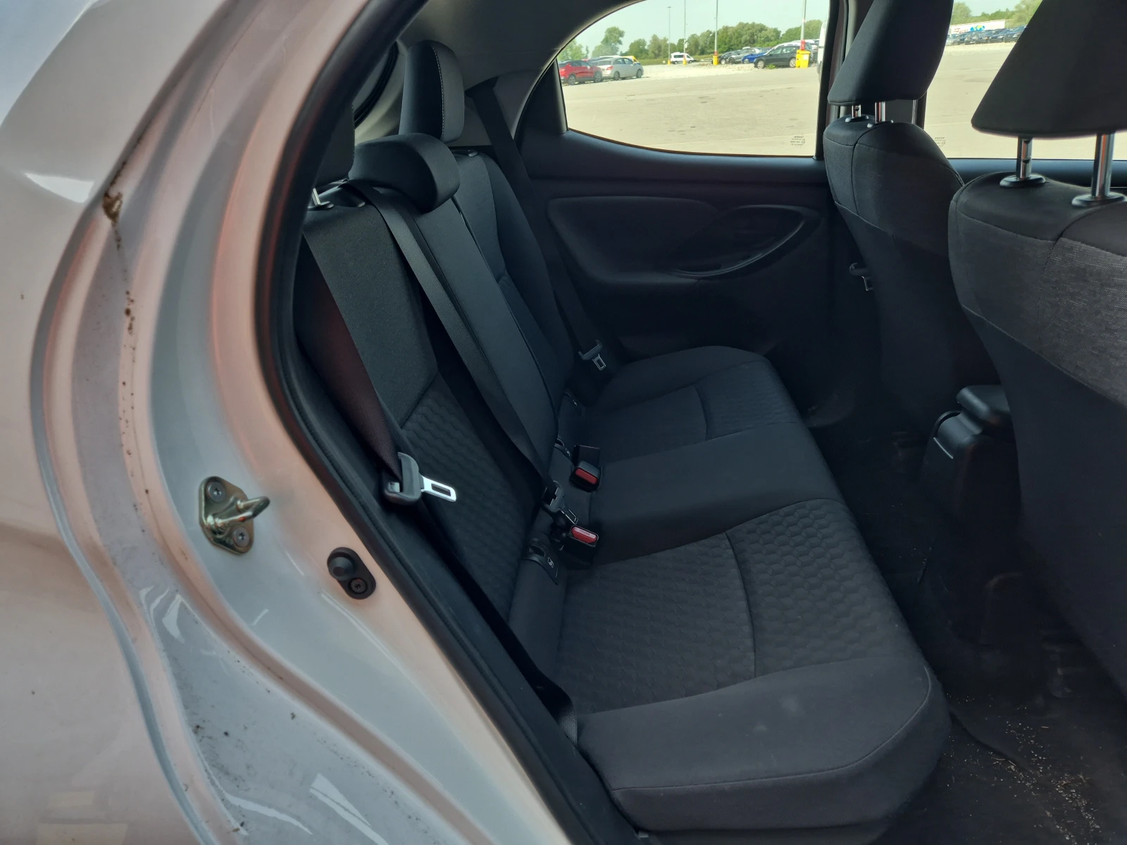 Toyota Yaris 1.5 HYBRID, снимка 4 - Автомобили и джипове - 55281144