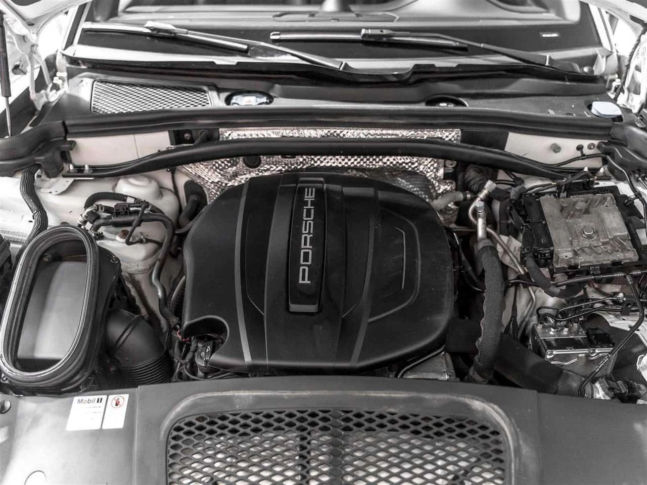 Porsche Macan * Accident Free| Canadian Vehicle| Carbon Fiber, снимка 17 - Автомобили и джипове - 55032854