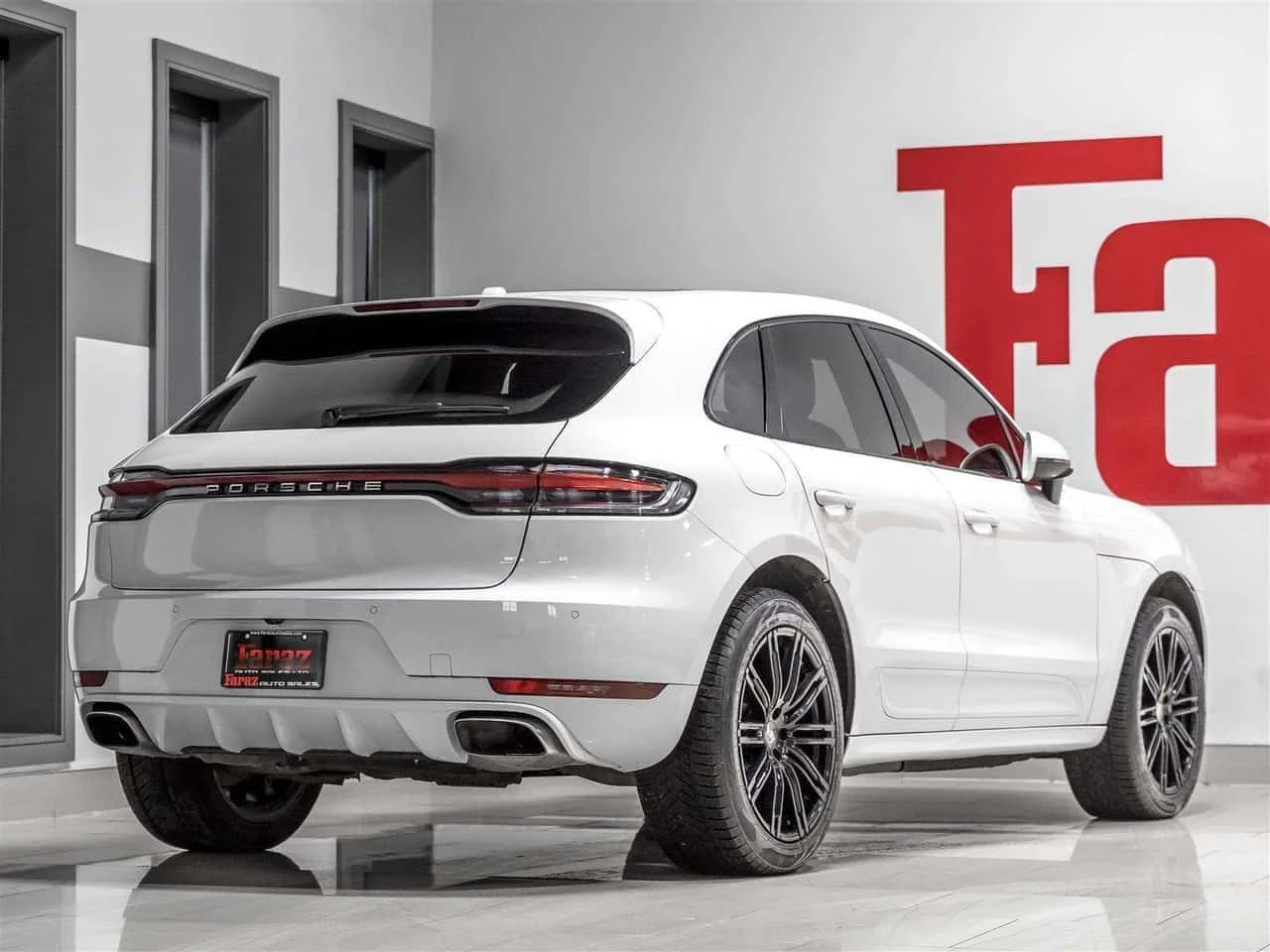 Porsche Macan * Accident Free| Canadian Vehicle| Carbon Fiber, снимка 2 - Автомобили и джипове - 55032854