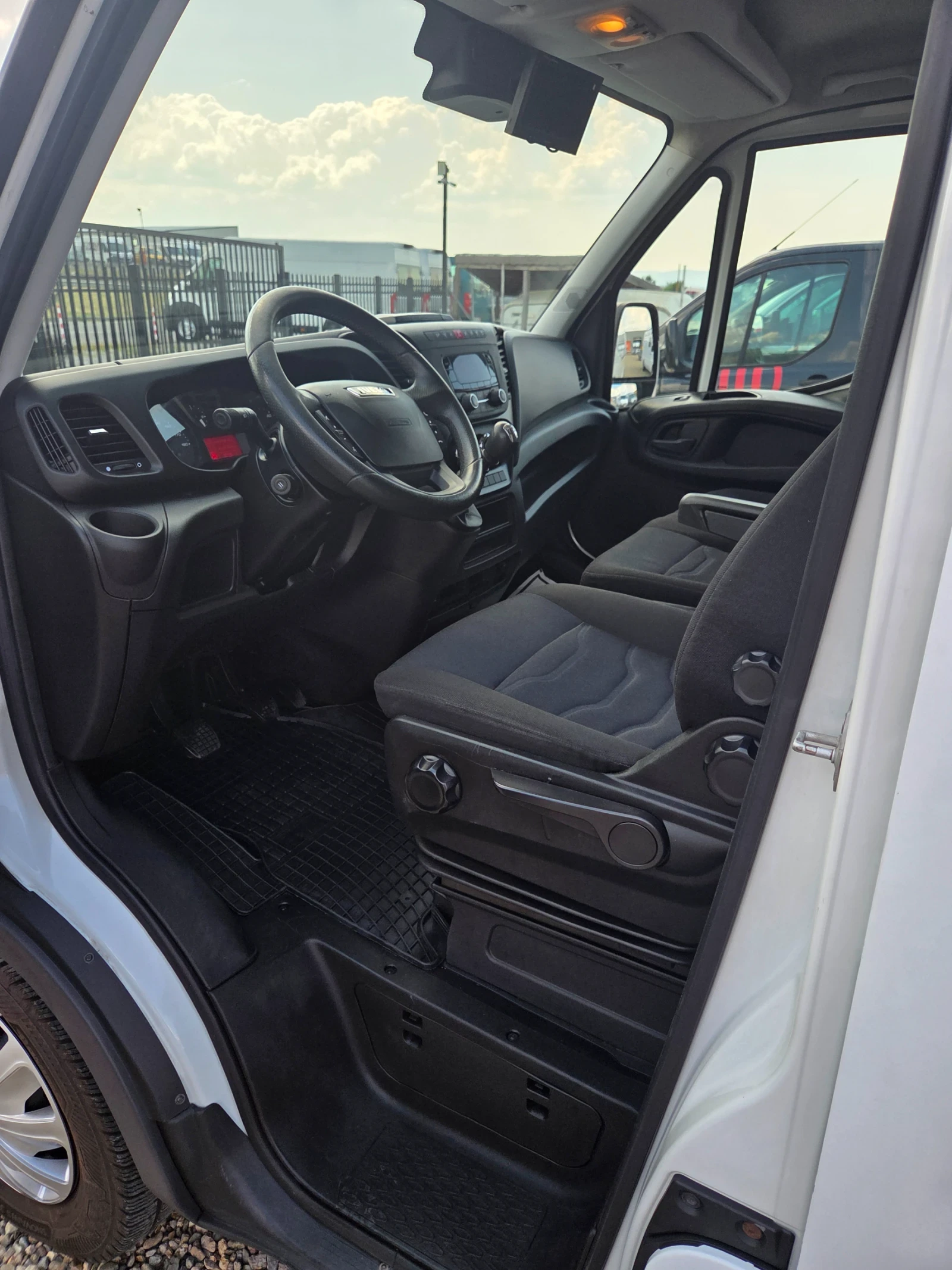 Iveco 35s16 Iveko Deily 3516 климатроник ХХL, снимка 12 - Бусове и автобуси - 55321093
