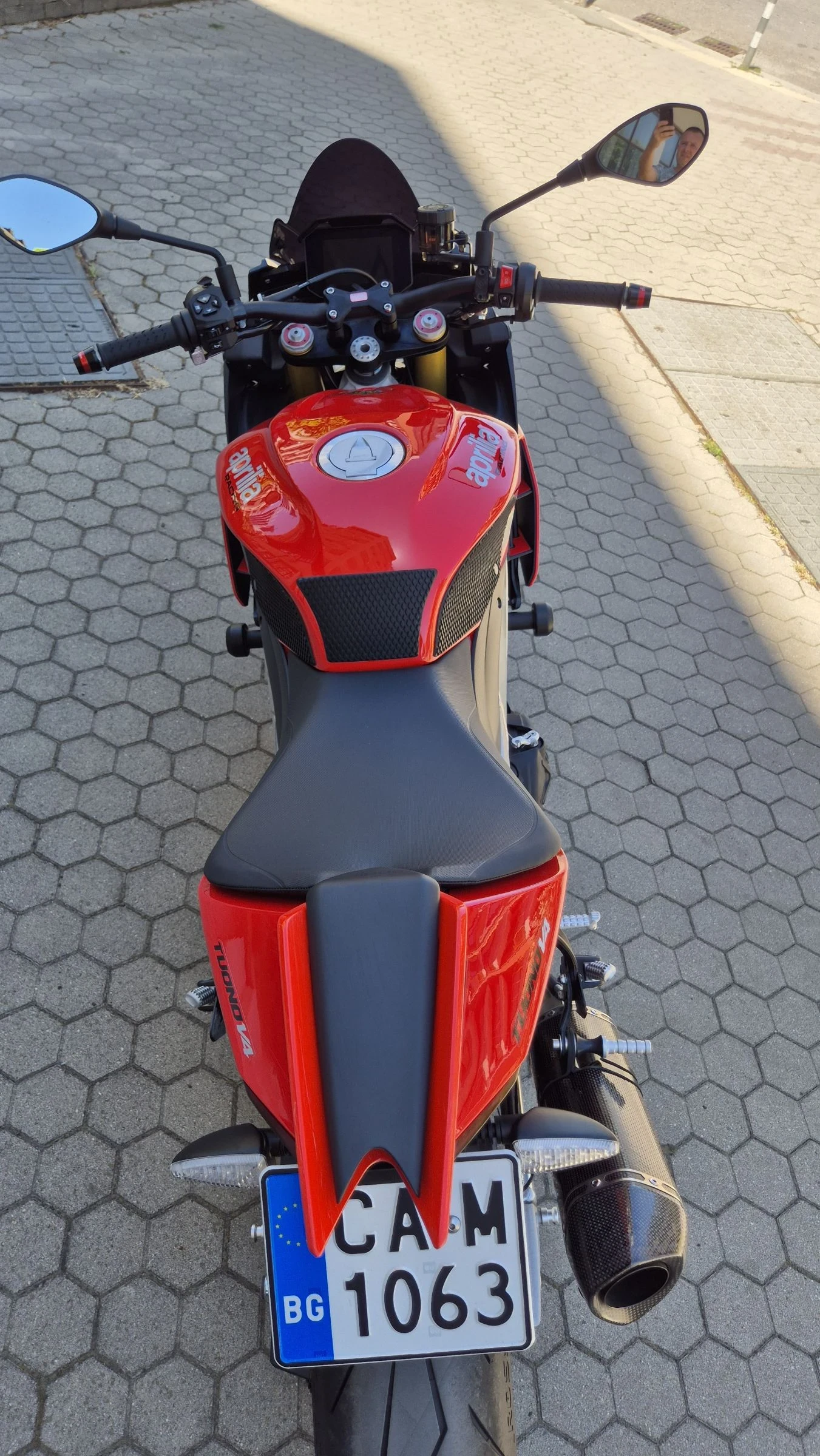 Aprilia Tuono V4 - изображение 8