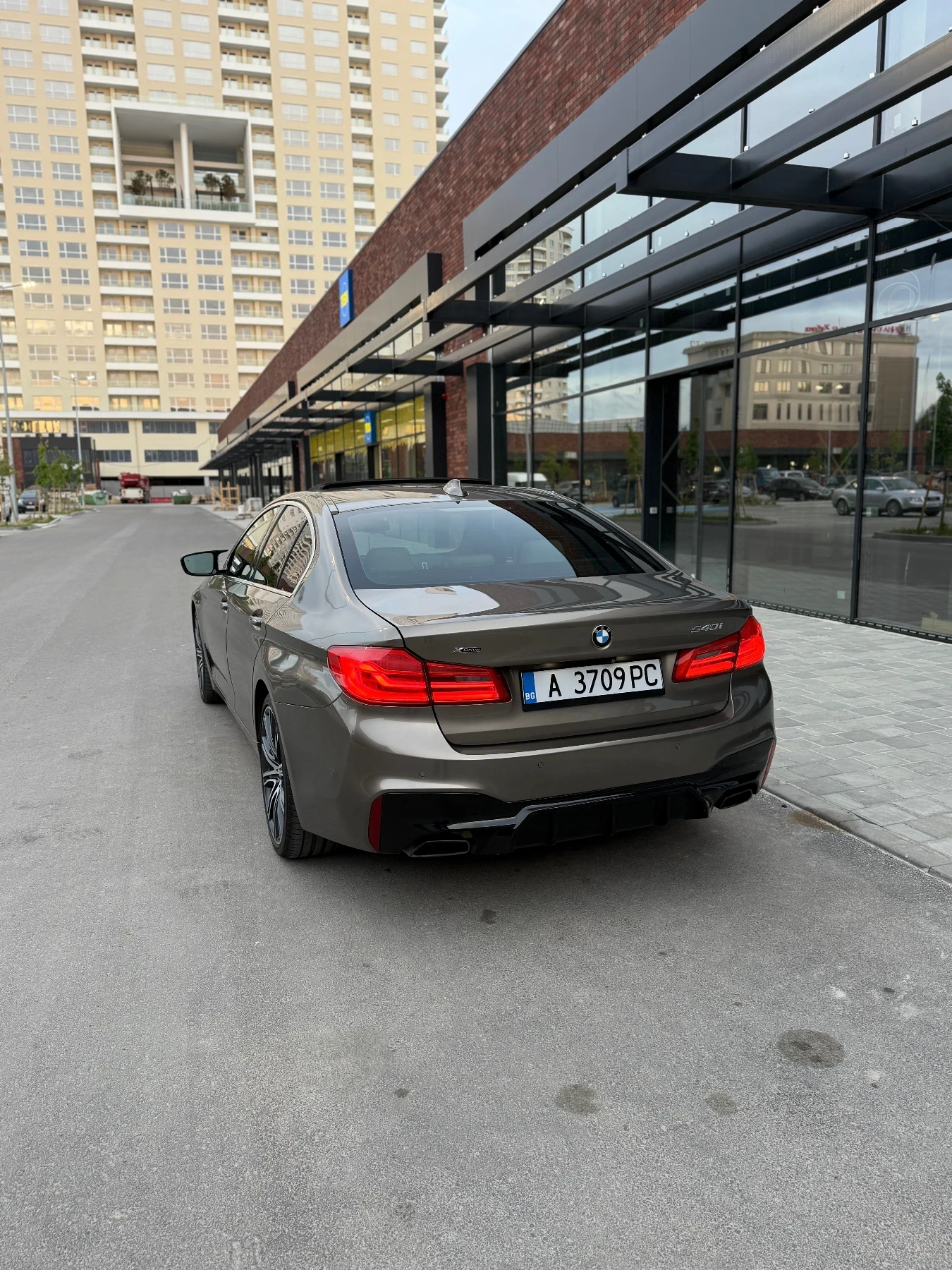 BMW 540 Individual | Harman Kardon/Head Up Display/Carplay, снимка 3 - Автомобили и джипове - 55956075